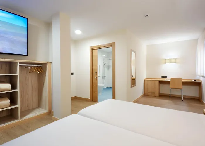 Hotel Arias Aeropuerto Santiago Del Monte